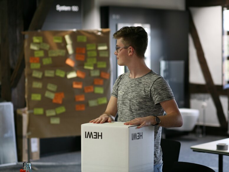 HEWI Innovation Challenge Uczestnicy Innovation Challenge z opakowaniami kartonowymi HEWI